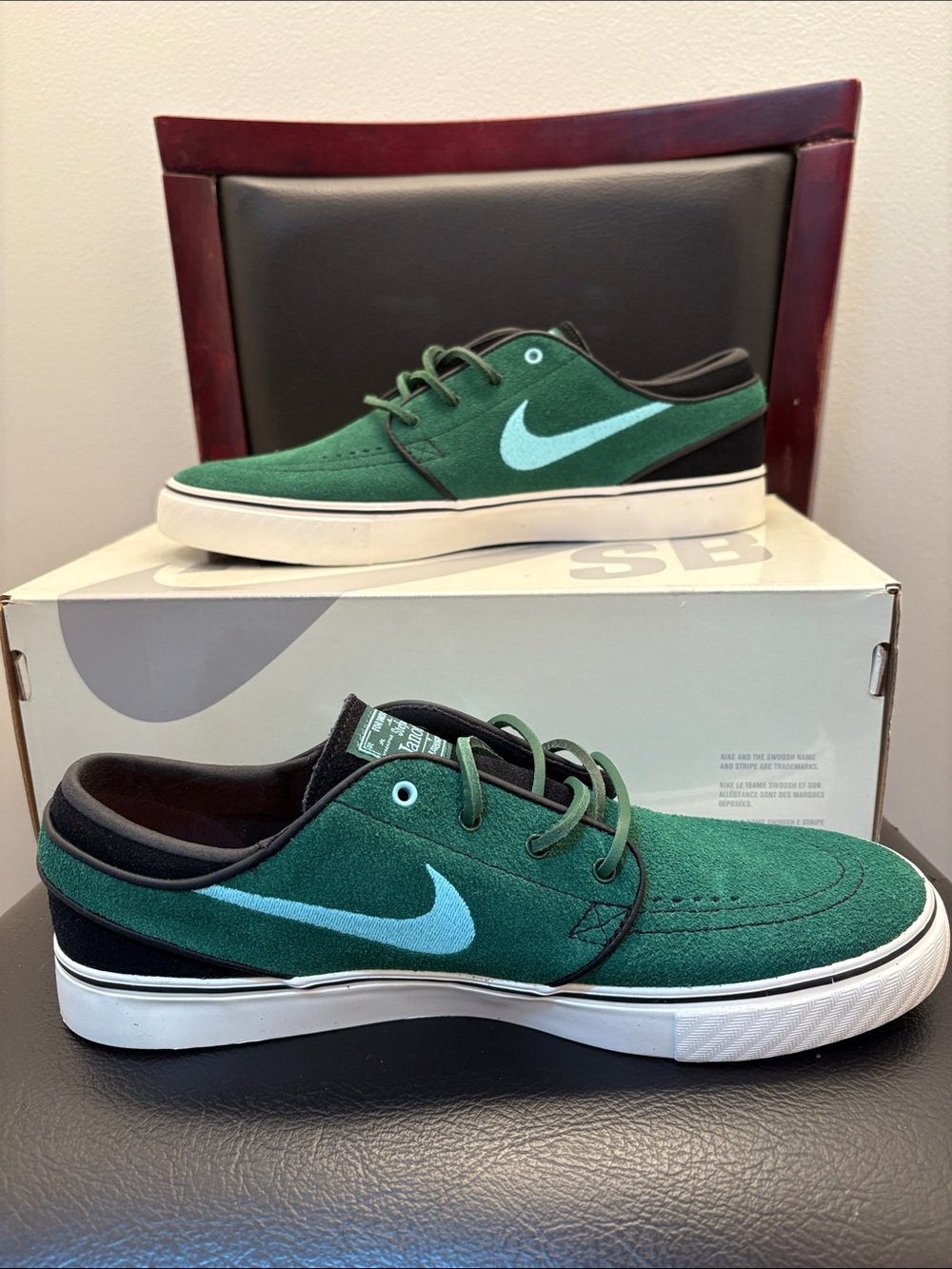 New Nike SB Zoom Janoski OG+ Men’s Green Suede Sneakers with Blue Swoosh Size 8